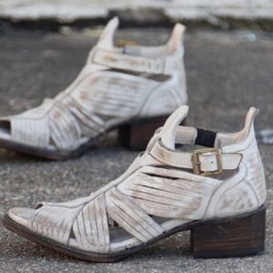 Freebird Arrow Distressed Leather Heeled Sandal in Taupe Size 8
